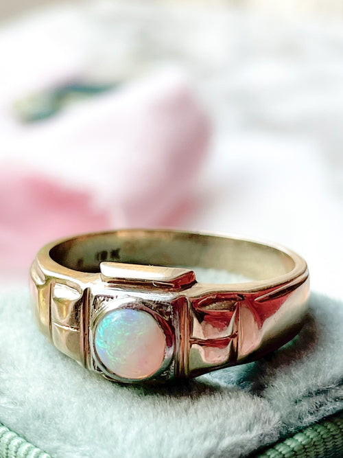 10k Vintage White Opal Cabochon Ring