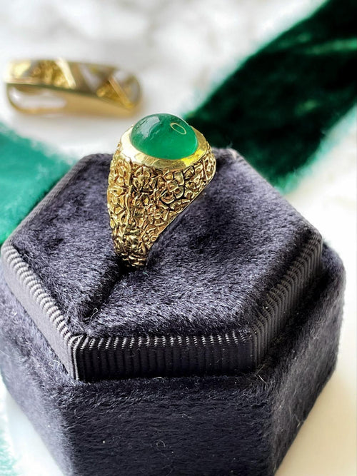 18k Emerald Cabochon Floral Etched Ring